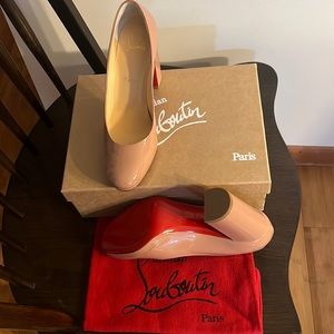WOMEN’S CHRISTIAN LOUBOUTIN LADY GENA ROUND TOE PUMP NUDE